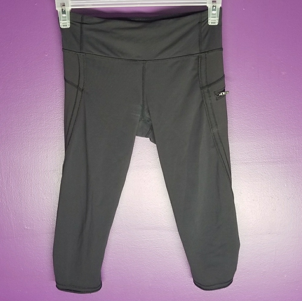 🌻Lululemon Black Short Capri Leggings🌻